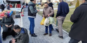 Kaçak tütünleri açıktan taşırken yakalandı