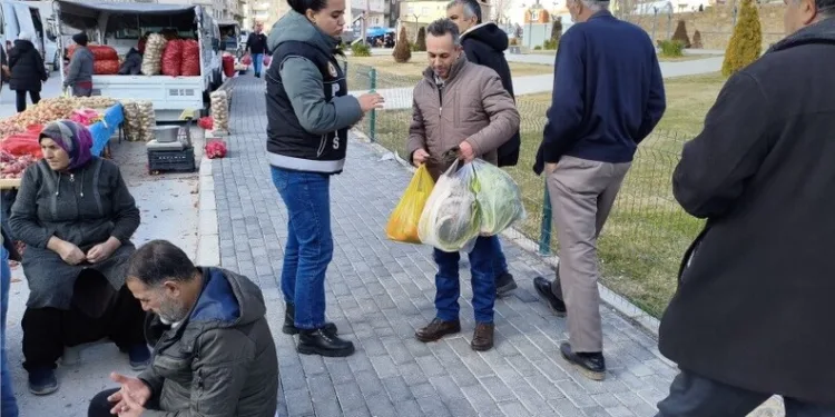 Kaçak tütünleri açıktan taşırken yakalandı