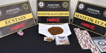 Kaçak tütünleri açıktan taşırken yakalandı