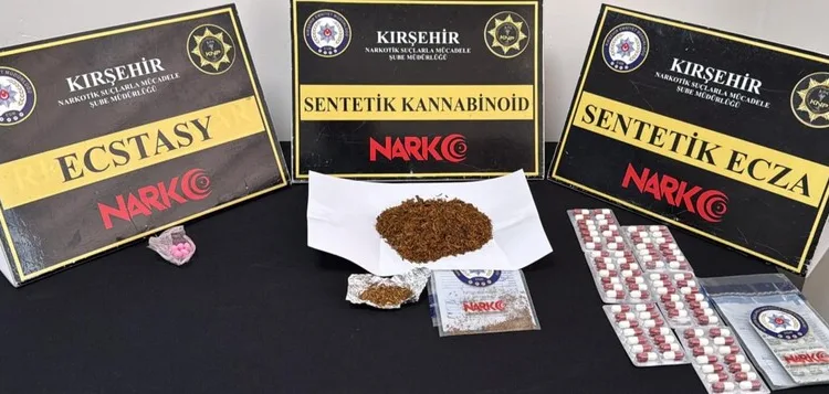 Kaçak tütünleri açıktan taşırken yakalandı