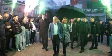 Uludağ’ın zirvesindeki donmuş Türk Bayrağını dağcılar değiştirdi