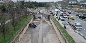 Küçükçekmece’de kazaya karışan araç, dereye uçtu