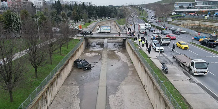 Küçükçekmece’de kazaya karışan araç, dereye uçtu