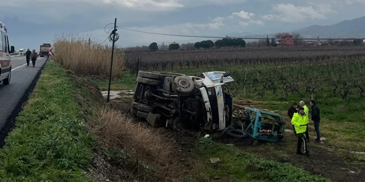 Çekiciden savrulan kamyon şarampole uçtu