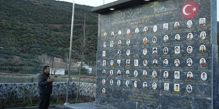 İki çocuğunu kaybeden muhtar köyüne deprem anıtı yaptırdı