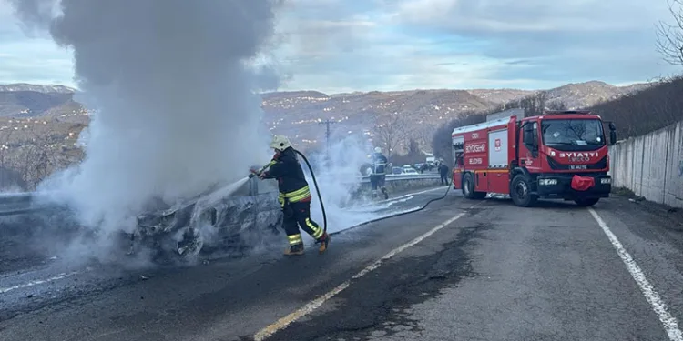 Ordu’da yanan otomobilden geriye demir yığını kaldı