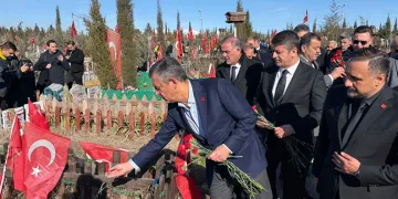 CHP Genel Başkanı Özgür Özel deprem şehitliğini ziyaret etti