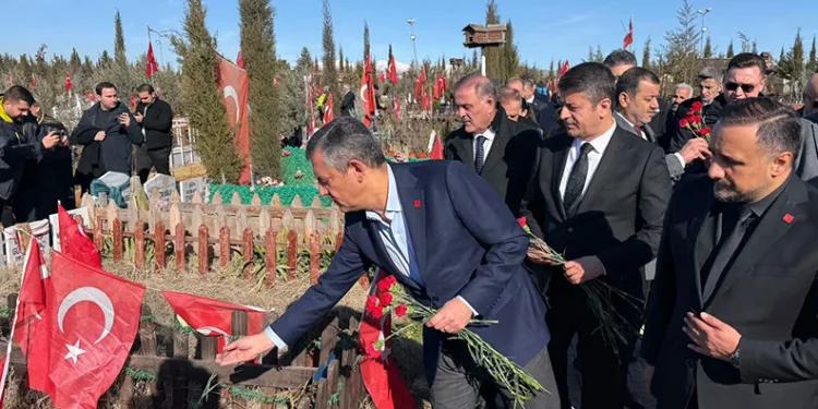 CHP Genel Başkanı Özgür Özel deprem şehitliğini ziyaret etti