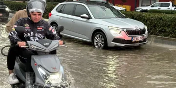 İzmir’de sağanak yağış caddeleri göle çevirdi