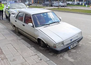 Bursa’da ehliyetsiz sürücü kaldırıma çarpıp kaçtı