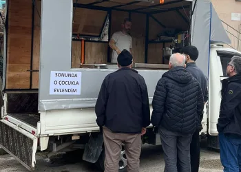 Bursa’da istediği ile evlenen kadın lokma dağıttı