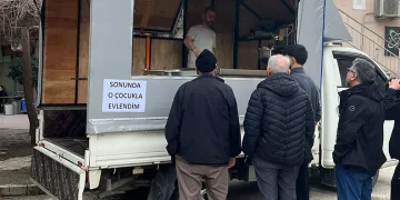 Bursa’da istediği ile evlenen kadın lokma dağıttı
