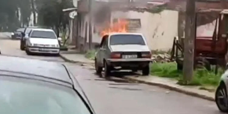 Bursa’da park halindeki otomobil alevlere teslim oldu