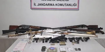 Antalya’da operasyon yapılan evde çok sayıda silah ele geçirildi