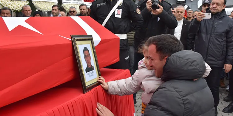 Son veda yürek yaktı: Babasını tebessümle uğurladı