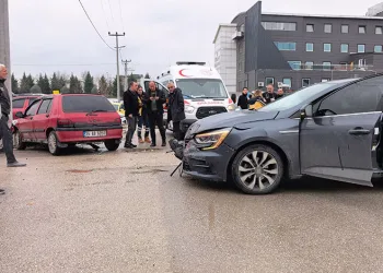 Bursa’da otomobiller çarpıştı: 1 yaralı