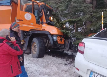 Uludağ yolunda kar küreme aracı otomobille çarpıştı: 2 yaralı