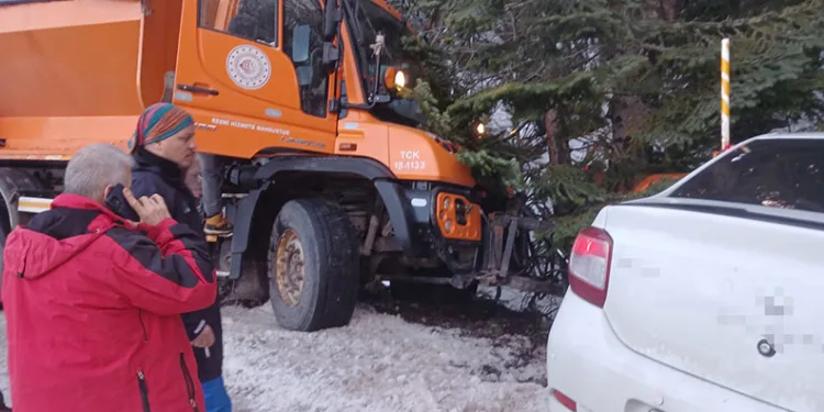 Uludağ yolunda kar küreme aracı otomobille çarpıştı: 2 yaralı