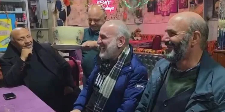 Şakacı kahveye gelen çıkamıyor