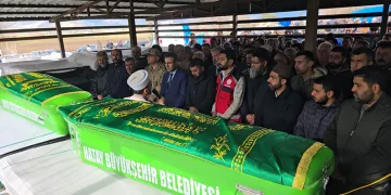 Hatay’da ölen 2 kardeş yan yana defnedildi