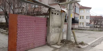 Kontrolden çıkan otomobil ters dönerek demir kapıyı kırıp bahçeye girdi