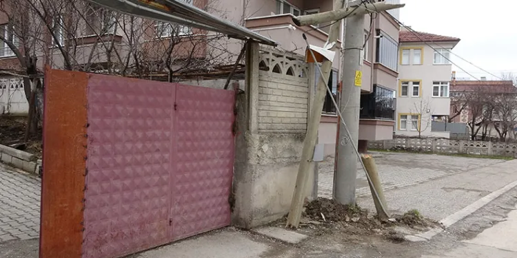 Kontrolden çıkan otomobil ters dönerek demir kapıyı kırıp bahçeye girdi