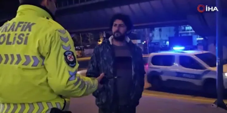 Ehliyetsiz yakalanınca kız arkadaşıma öğretiyordum dedi