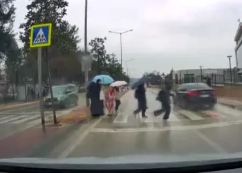 Yayalara yol vermeyen otomobil öğrencileri tehlikeye attı