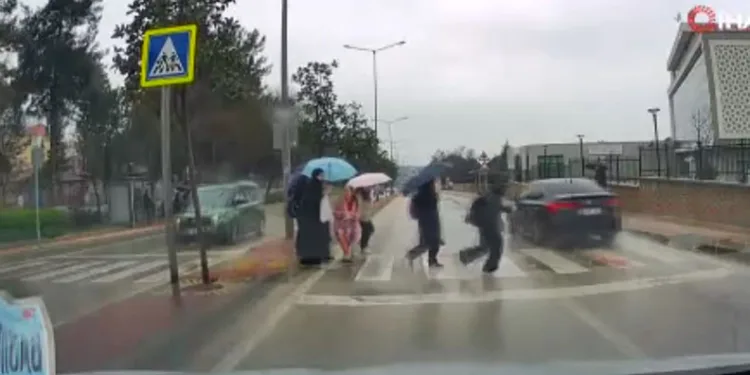 Yayalara yol vermeyen otomobil öğrencileri tehlikeye attı