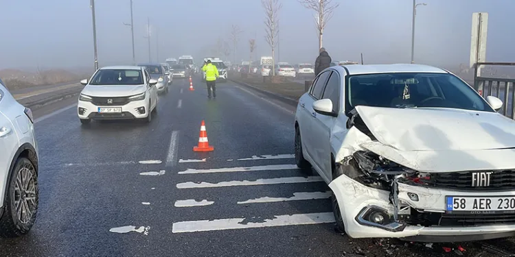Sivas’ta buzlanma zincirleme kazaya neden oldu, çok sayıda araç birbirine girdi