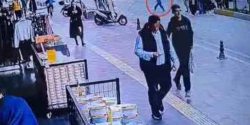 Yola fırlayan 7 yaşındaki çocuğa motosikletle çarptılar