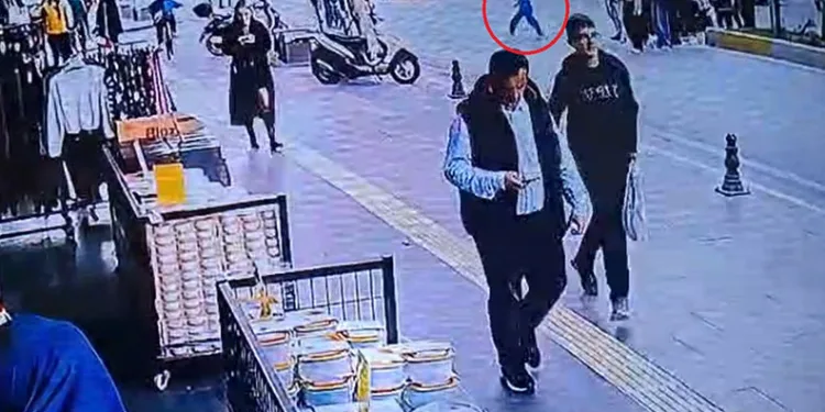 Yola fırlayan 7 yaşındaki çocuğa motosikletle çarptılar