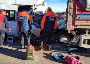 Öğrenci servisi TIR’a çarptı: 1 ölü, 7 yaralı