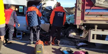 Öğrenci servisi TIR’a çarptı: 1 ölü, 7 yaralı