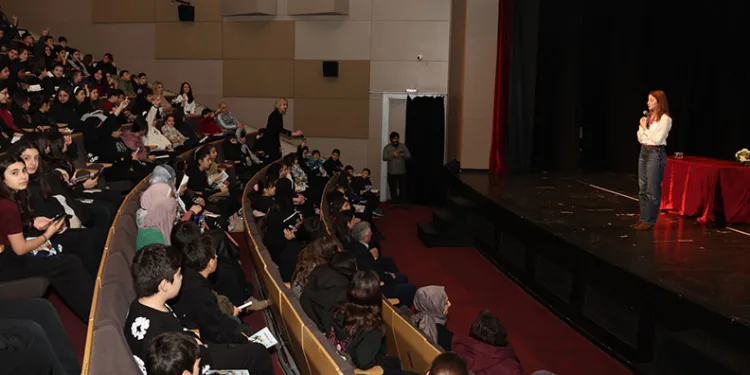 Nilüferli öğrenciler yazar Melis Sena Yılmaz ile buluştu