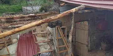 Manisa’da sağanak ve fırtına çatıları uçurdu