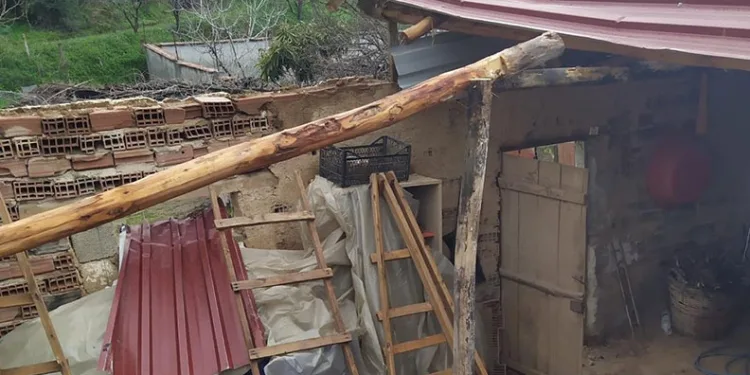 Manisa’da sağanak ve fırtına çatıları uçurdu