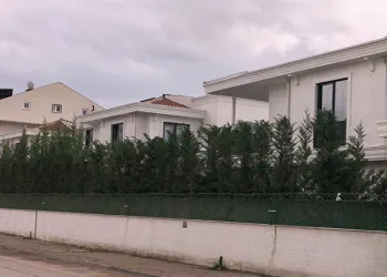 Bursa’da cam silerken 4 metreden düştü