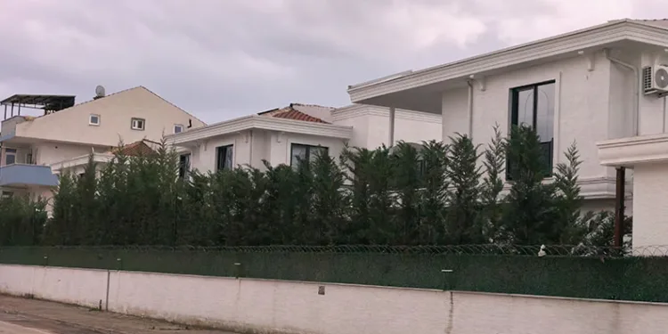 Bursa’da cam silerken 4 metreden düştü