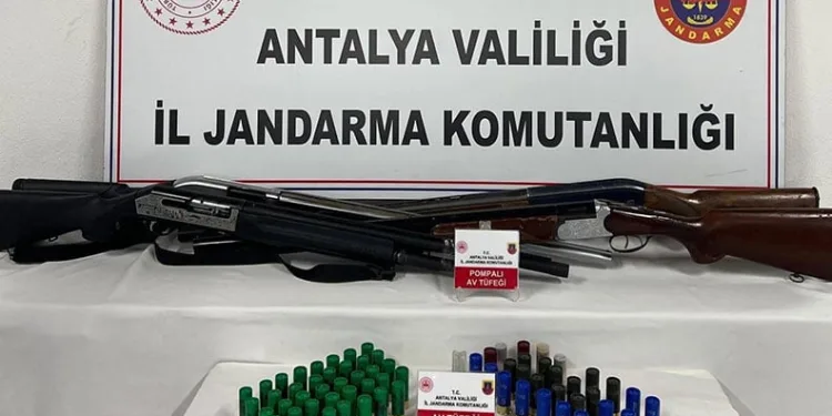 Antalya’da ruhsatsız 4 av tüfeği ele geçirildi