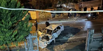 Erzin’de bahçe duvarına çarpan otomobilin sürücüsü yaralandı