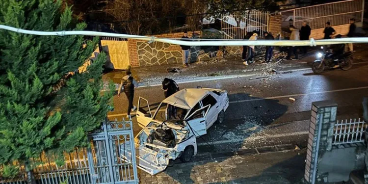 Erzin’de bahçe duvarına çarpan otomobilin sürücüsü yaralandı