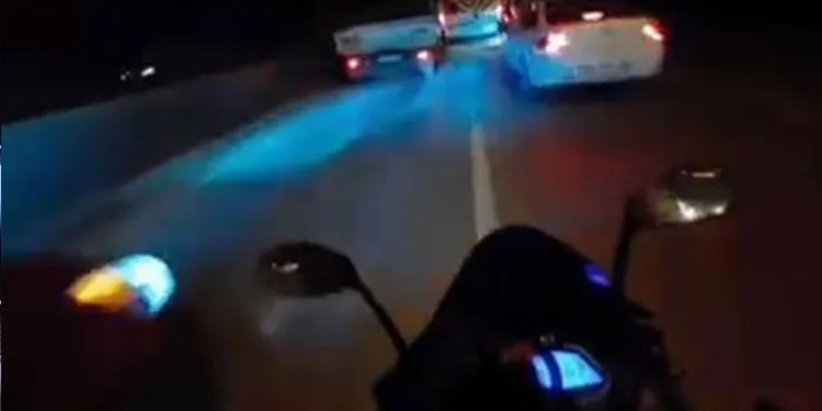 Motosikletlinin tehlike atlattığı anlar kamerada