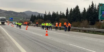 Temizlik yapan işçilere otomobil çarptı: 1 ölü, 3 yaralı