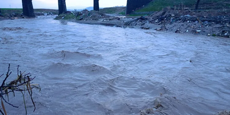 Sel suları Aksu’daki yarım asırlık tarihi köprüye zarar verdi