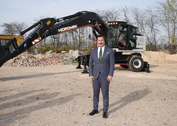 Yenişehir’de okul karşısındaki metruk bina yıkıldı