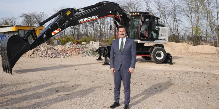 Yenişehir’de okul karşısındaki metruk bina yıkıldı