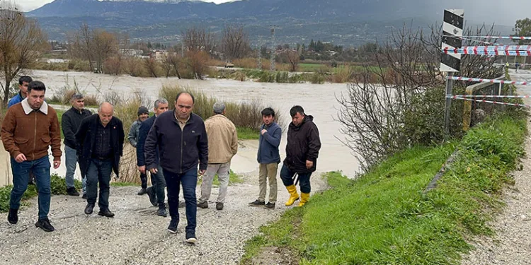 Eşen Çayı taştı, tarım arazileri ve hayvan barınağı sular altında kaldı