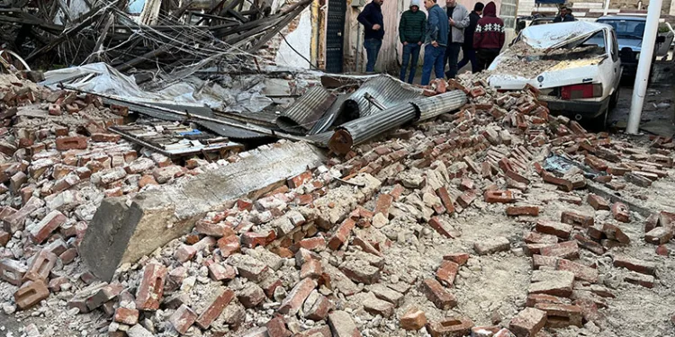 Sağanak yağış Sarıgöl’de metruk bir binayı yıktı