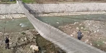 Sinop’ta fırtına asma köprüyü devirdi: 2 yaralı